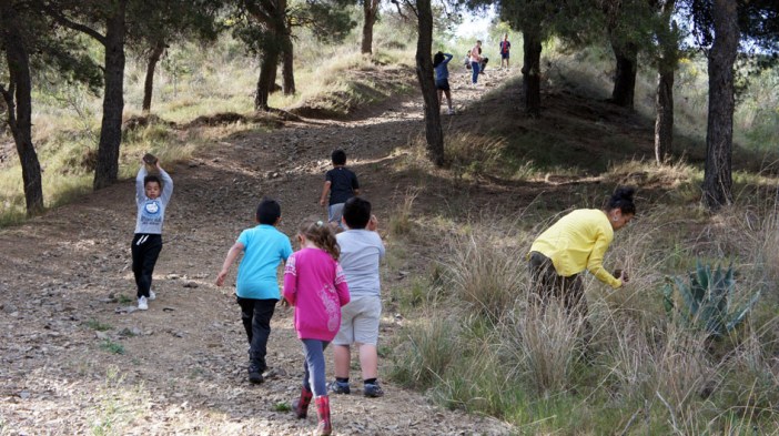 Los ninos y ninas buscan un lugar y materiales... - Les enfants cherchent un lieu et des matériaux...