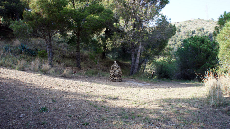como un punto simbólico en el camino, testigo de tantos pasajes.  - comme une borne symbolique le long du chemin, témoin de tant de passages.