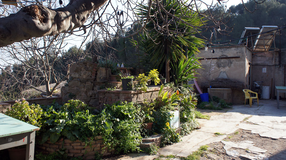 el patio de la entrada de la vivienda - la cour d'entrée de la communauté