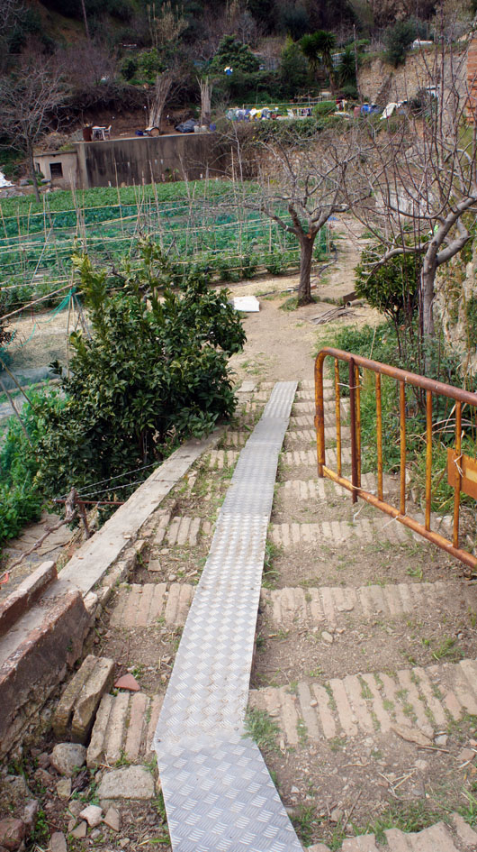 et le chemin pour y parvenir équipé pour la descente des brouettes - y el camino para lograr equipado por el descenso de las carretillas