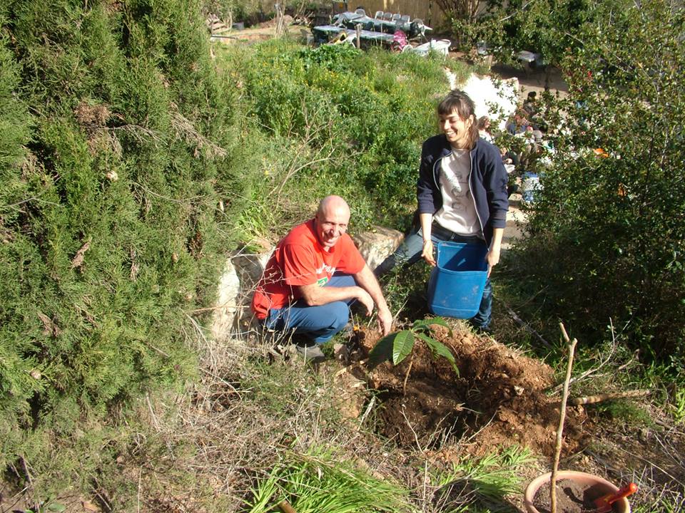 Sabina y Jerome plantando un arbol - Sabina et Jérôme plantant un arbre
