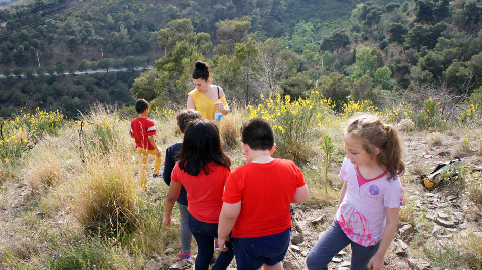 luego nos vamos por el camino empinado, después de una charla rica con los niños - puis nous redescendons le chemin escarpé, après un échange riche avec les enfants