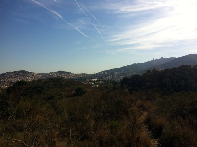  el suplente colinas con valles, uno de ellos en casa Can Masdeu del Tibidabo en el horizonte es también parte del parque - les collines succèdent aux vallées, l'une d'elles abritent Can masdeu, le tibidabo à l'horizon fait aussi partie du parc.